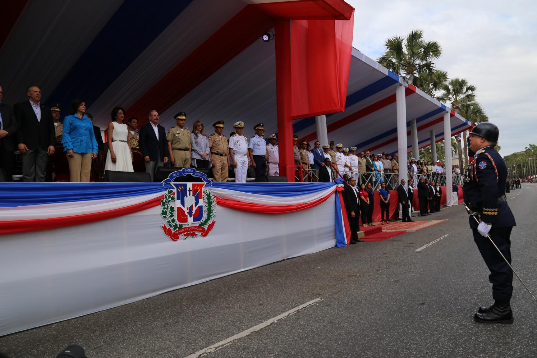 Gobernante preside desfile militar por 173 aniversario de la